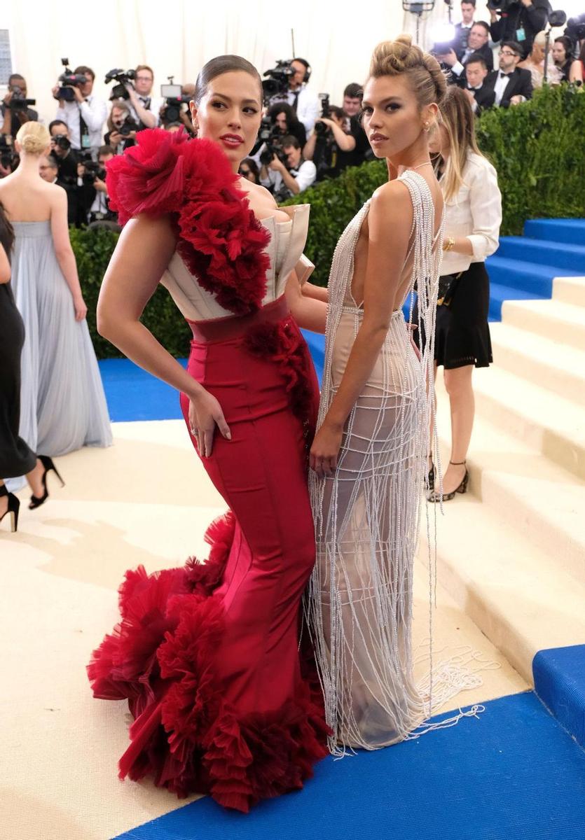 Ashley Graham y Stella Maxwell en la alfombra roja de la Gala Met 2017