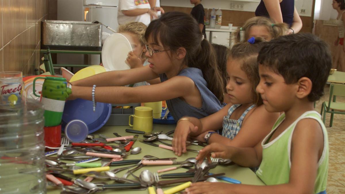 Niños en el comedor de una escuela de verano