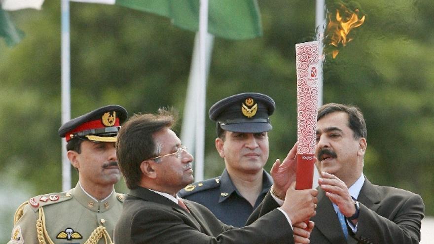 El presidente de Pakistán, Pervez Musharraf , y el primer ministro, Yusef Reza Gilani , sostienen la llama olímpica a su llegada al complejo deportivo Jinnah de Islamabad, Pakistán, hoy, miércoles 16 de abril. El relevo de la antorcha olímpica a su paso por Islamabad comenzará hoy bajo estrictas medidas de seguridad. Los Juegos Olímpicos de Pekín 2008 se celebrarán entre el 8 y el 24 de agosto.