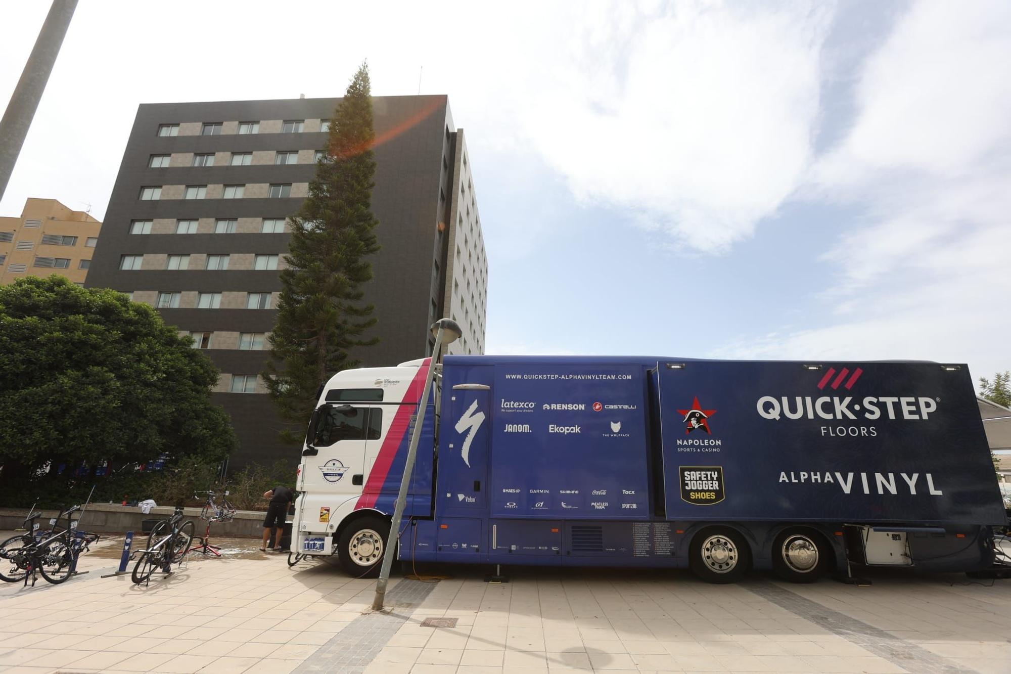 Los corredores y equipos de la Vuelta ya se dejan ver por las calles de Alicante