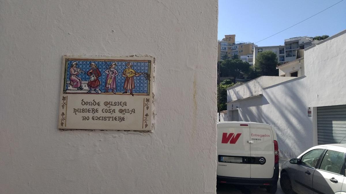 La apacible calle Ulises, entre la zona de Conde de Ureña y la calle Amargura, cuenta con placas de cerámica tan evocadoras como esta, que parece inspirada en las Cantigas del Alfonso X el Sabio.