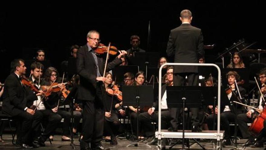 El violinista Santiago Juan actuando con la Orquestra Simfònica Caixa Ontinyent, el viernes.