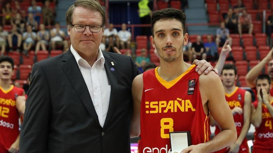 Marc Garcia recollint el premi com a MVP del darrer europeu sub-20 de bàsquet.