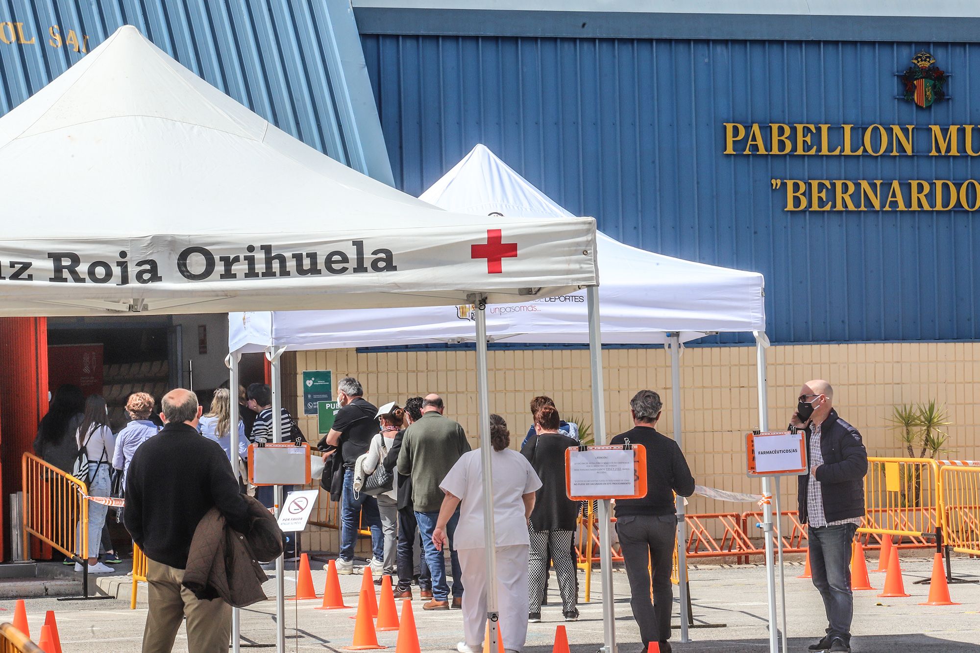 Sanidad vacuna en Orihuela a 6.000 docentes, personal de centros educativos y farmacéuticos contra el Covid-19