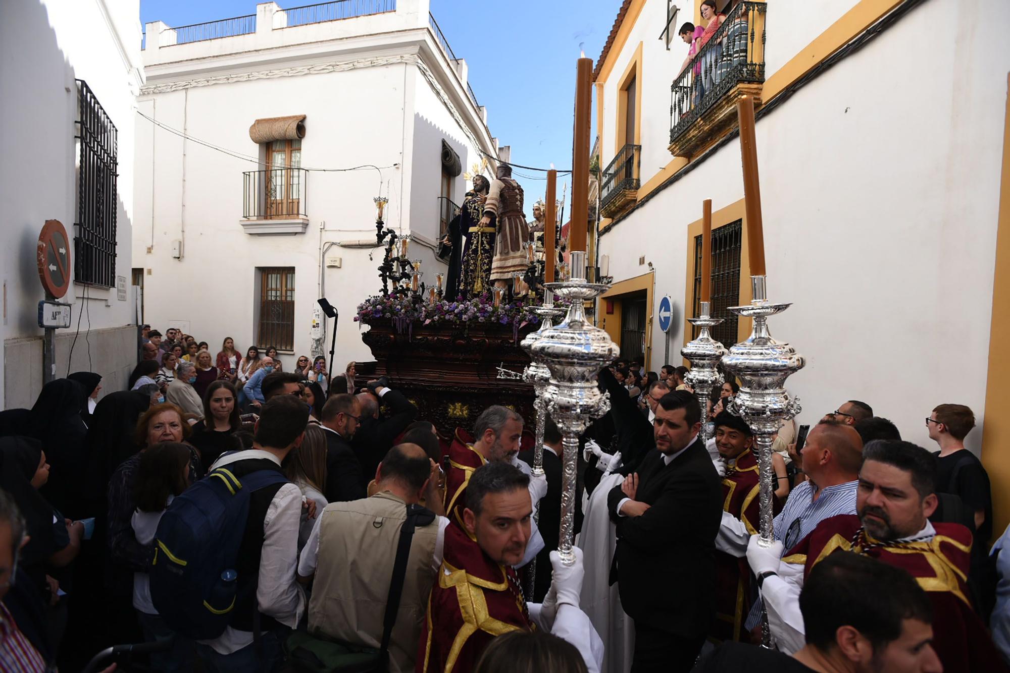 La hermandad del Perdón serpentea camino de la Catedral