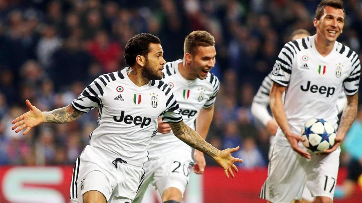 Alves celebra su gol, el segundo de la Juventus en Oporto