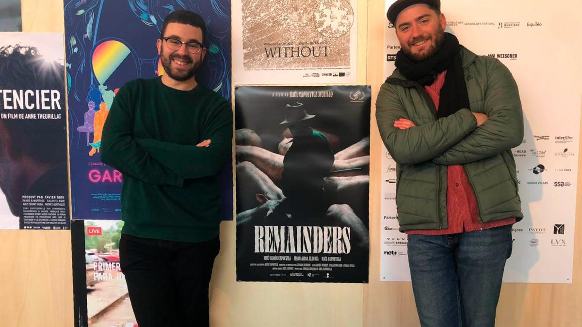 Raúl Capdevila (izquierda) y Andrés Sanjurjo (derecha) junto al cartel de su película