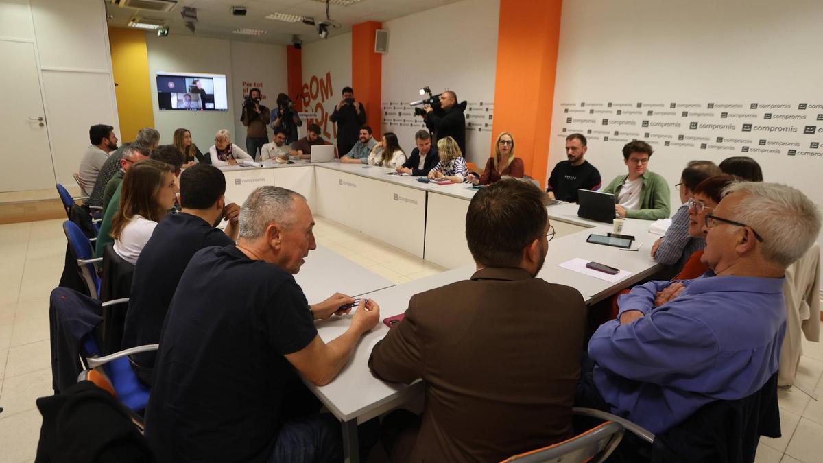 Càrrecs de Compromís reunits en l'executiva de la coalició a la seu de València, en una imatge d'arxiu.