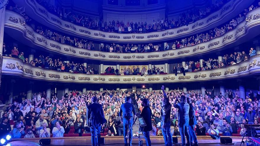 Los Secretos emocionan en Vigo con sus canciones legendarias