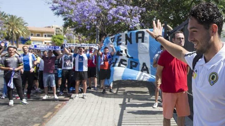 Paco Candela saluda a un grupo de aficionados del Hércules que despidieron al equipo antes de viajar a Logroño.