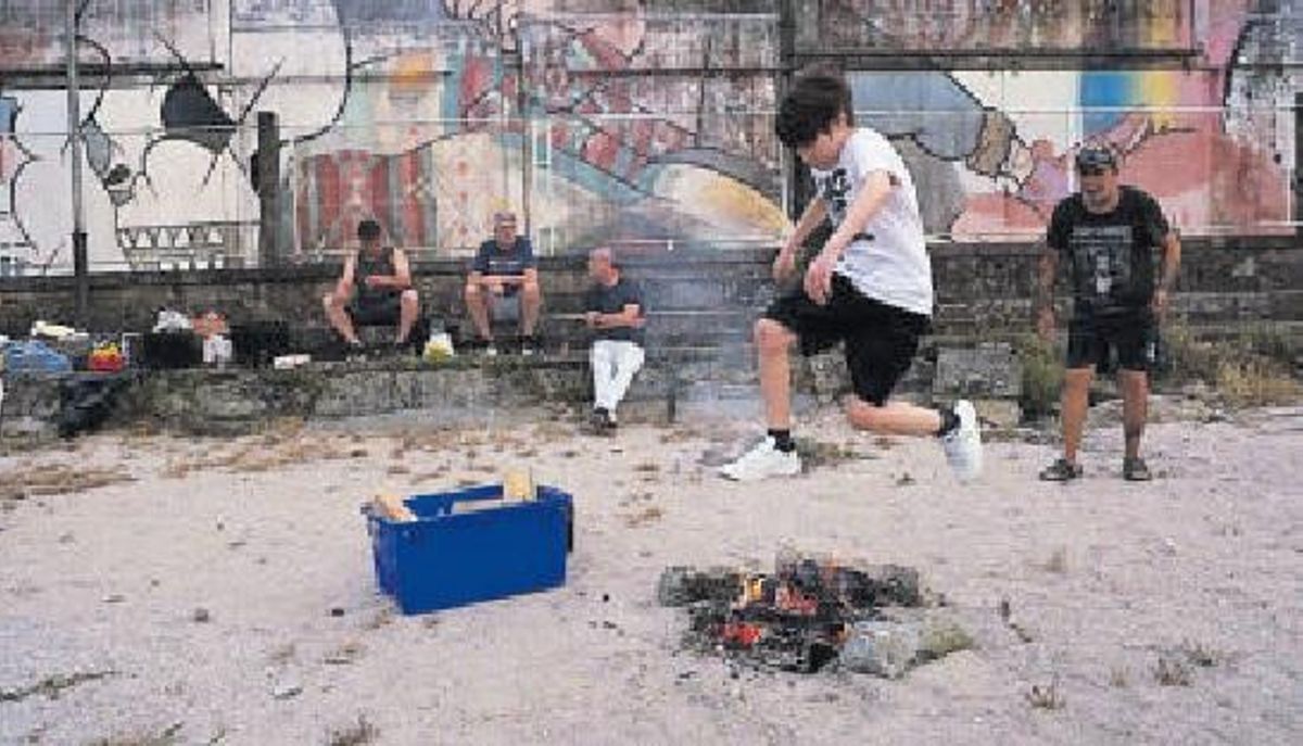 Jóvenes saltando una hoguera de Arousa.