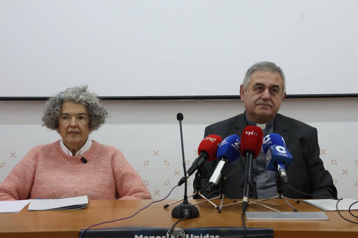 Milagros Morata,voluntaria de Manos Unidas, y César Salvador, delegado episcopal de Misión Samaritana.