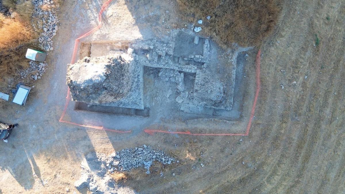 Vista aérea de la excavación arqueológica en el castillo de Dos Hermanas de Montemayor.