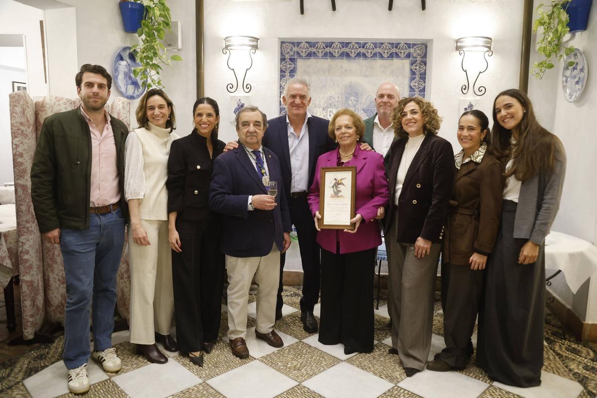 Antonia Arjona Galán, Señora de las Tabernas 2026, con sus hijos, nietos y amigos, y el responsable del Aula del Vino.