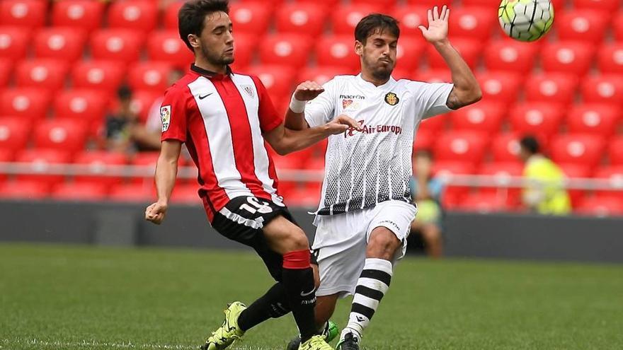 Joan Oriol disputa el balón con un jugador del Bilbao Athletic, en San Mamés.