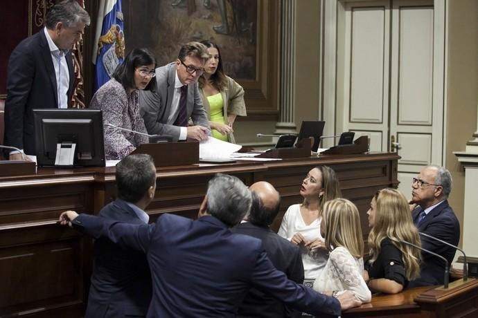 Pleno en el Parlamento de Canarias