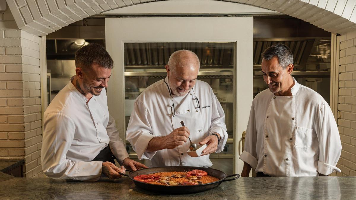 Enrique Paños junto a Héctor Álavez y Rafael Novillo, que tomarán su relevo en el restaurante.