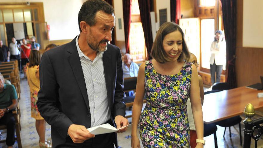 Carlos González y Esther Díez en el salón de plenos del Ayuntamiento de Elche.
