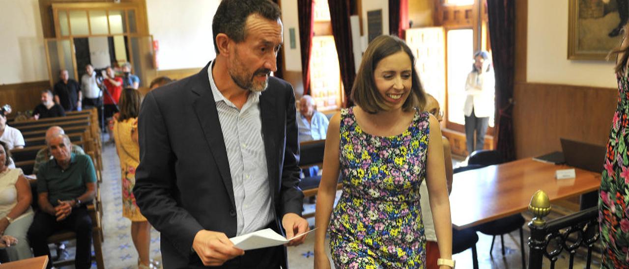 Carlos González y Esther Díez en el salón de plenos del Ayuntamiento de Elche.