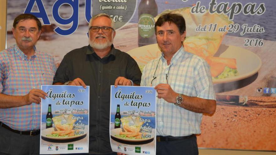 El concejal de Turismo, Ginés Desiderio (en el centro), junto al vicepresidente de Hosteáguilas, Vicente Sánchez, y el responsable de Comunicación de Estrella de Levante, Juan Miguel Gómez (i)