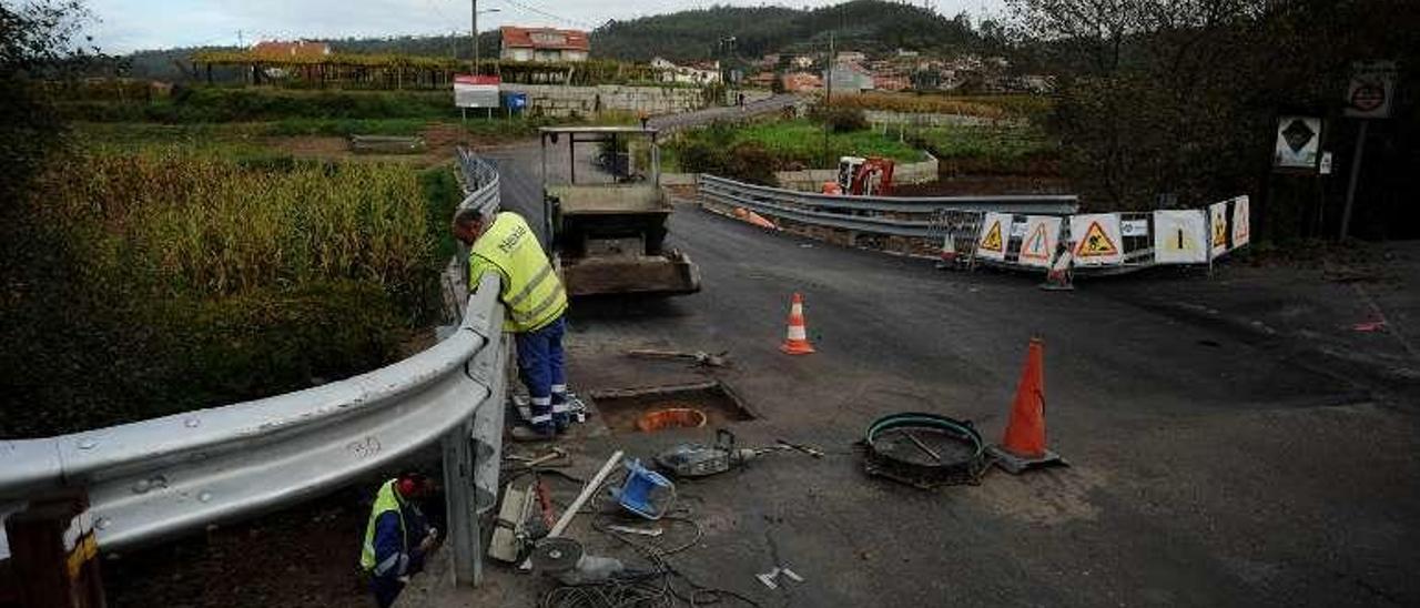 Recientes obras en el puente de Axís (Meaño). // Iñaki Abella