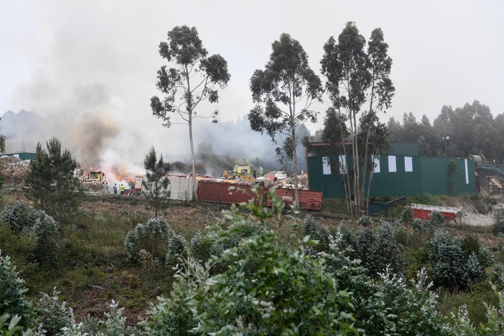 El fuego se origina tras una descarga de un camión en la zona de acopio.