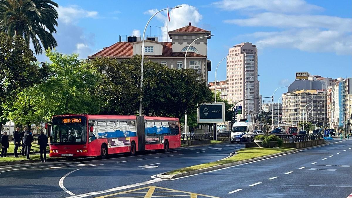 Autobús implicado en el atropello de una mujer en la plaza de Ourense