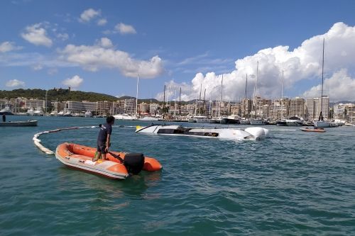 Reflotan el catamarán incendiado en el puerto de Palma