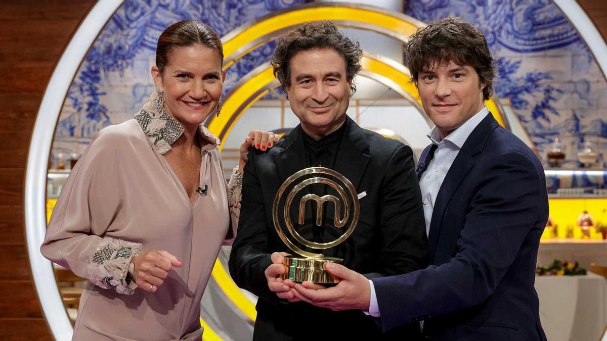 Samantha Vallejo-Nágera, Pepe Rodríguez y Jordi Cruz posan con el trofeo de MasterChef Celebrity