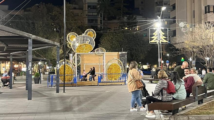 El oso gigante, apagado este domingo, en la plaza de la Montañeta, en una imagen sobre las ocho de la tarde