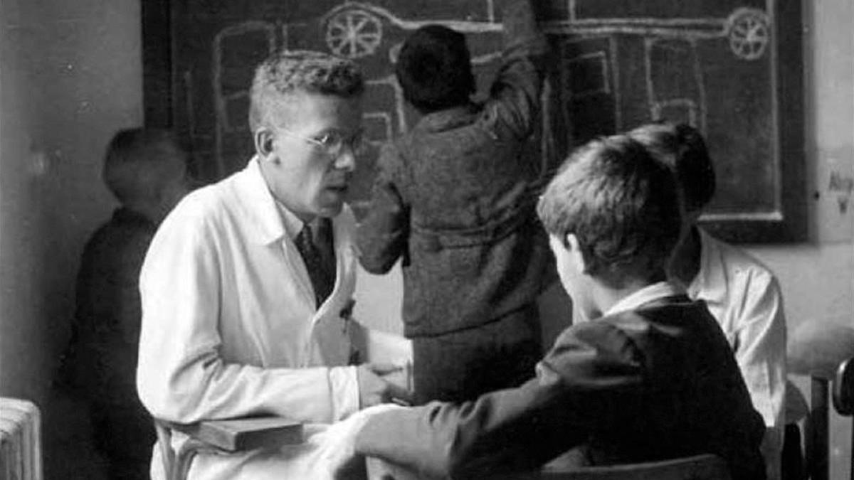 Hans Asperger, ejerciendo como pediatra.