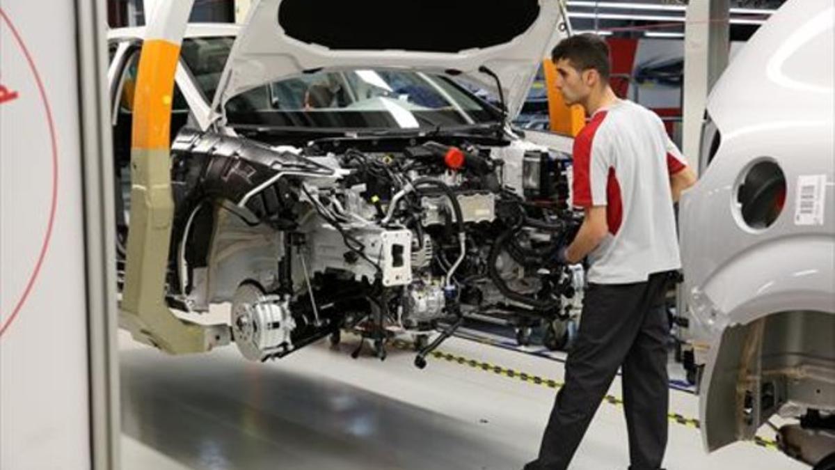 Linea de construccion del coche Seat Leon en la factoría en Martorell.