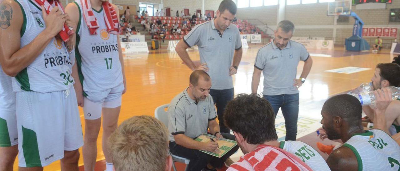 Durán, dirigiéndose a sus jugadores durante un partido del Torneo Encesta-Rías el pasado verano.