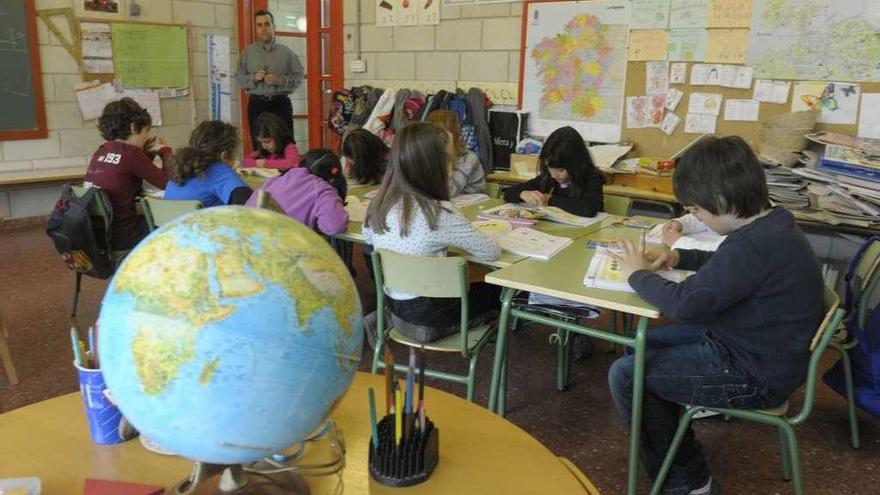 Varios niños en clase en un colegio de A Coruña.