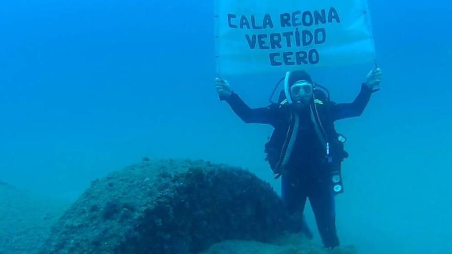 El arreglo del emisario de Cala Reona acabará con una quincena de fugas al mar