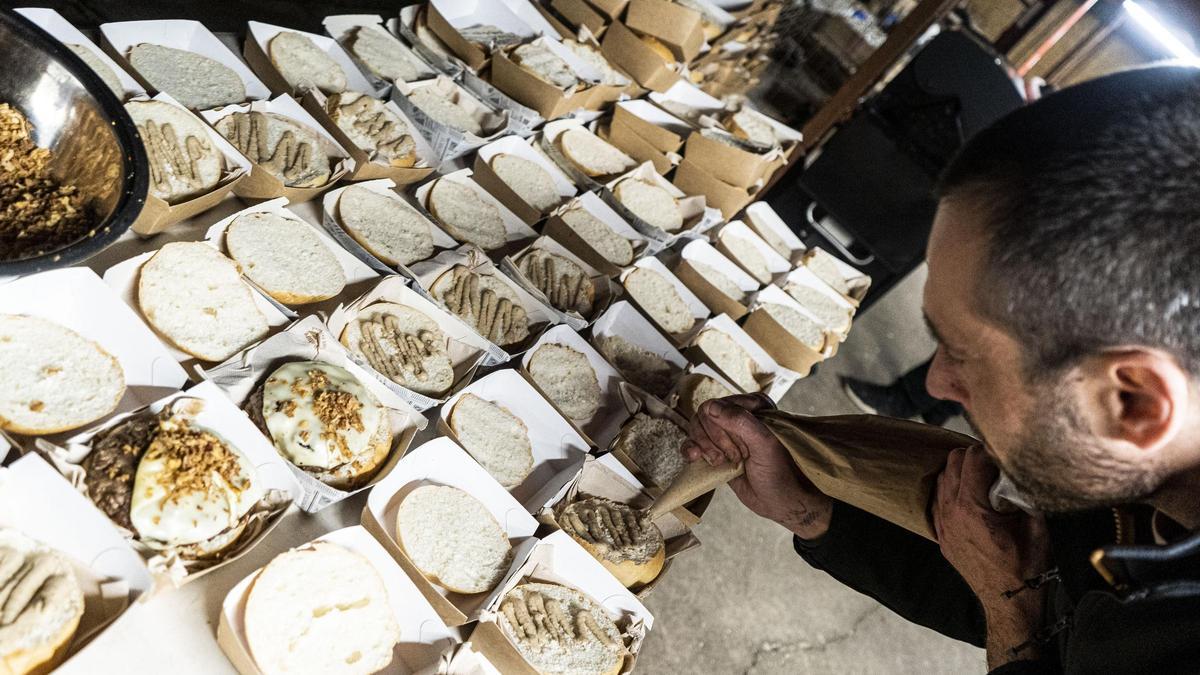 Preparació de plats de la Muussegada d'Olvan