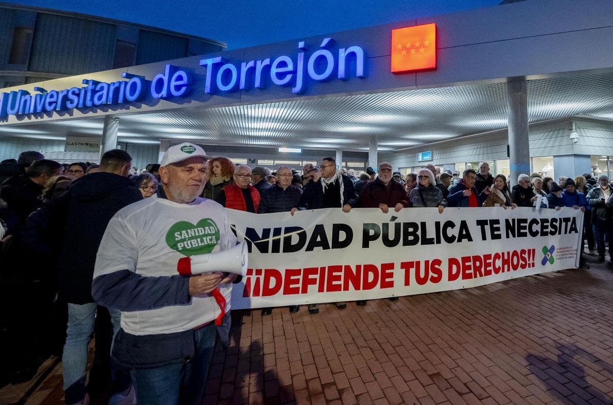Manifestantes durante una concentración ante el Hospital de Torrejón.