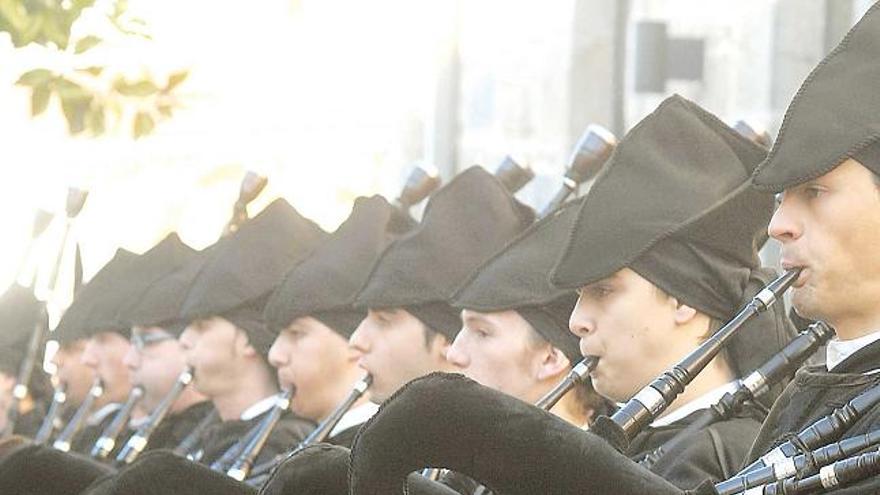 La Banda de Gaitas de la Diputación abrió el acto.