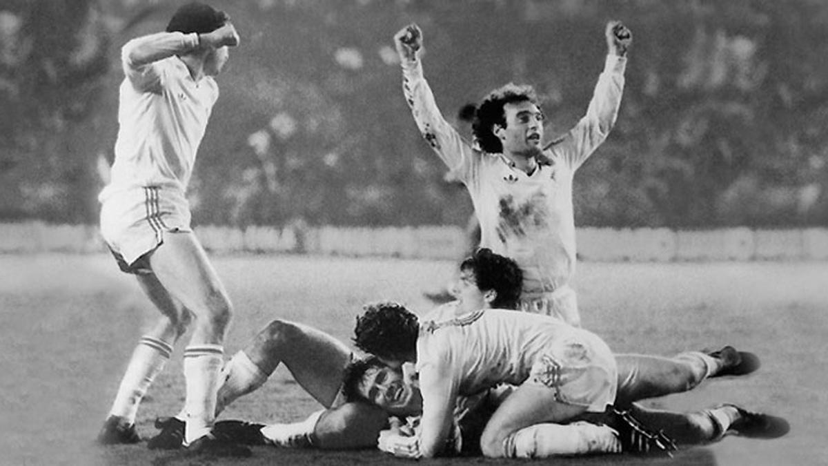Los jugadores del Real Madrid celebran su victoria contra el Borussia Mönchengladbach en 1985.
