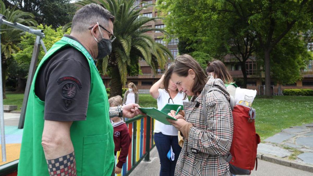 Una viandante estampa su firma en la campaña de AECC. | Valentina Ciuca