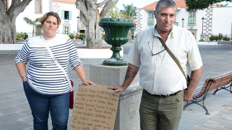 Santiago León y su mujer, ayer.