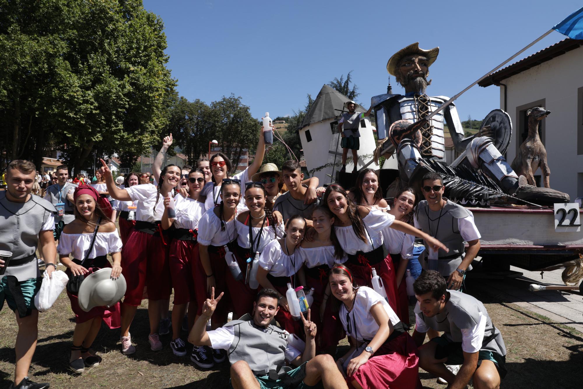 EN IMÁGENES: Cuarenta barcos y 6.000 "marineros" en un Descenso Folklórico del Nalón con mucho ritmo