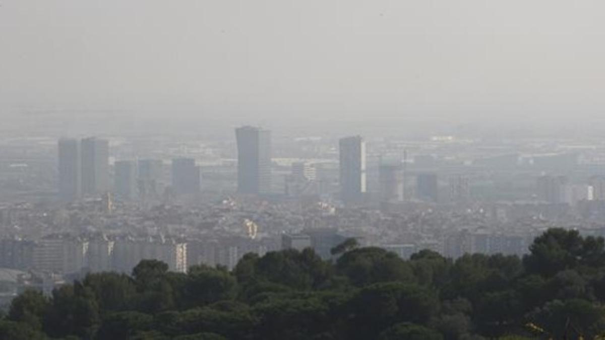 Contaminación sobre Barcelona, el pasado martes.