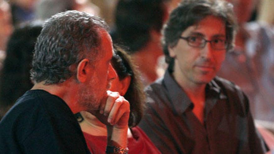 El premiado David Trueba y su hermano Fernando en el recital de Leonard Cohen. Unas filas más atrás se encontraban Iñaki Urdangarin y Cristina de Borbón, en su visita al polideportivo que ha causado su desgracia. Ambas sagas departieron amigablemente en el entreacto.