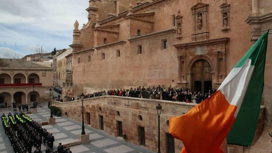 La bandera irlandesa fue izada ante los policías.