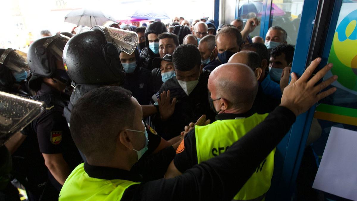 Las imágenes de los altercados en el Puerto de Alicante por el ferry a Orán