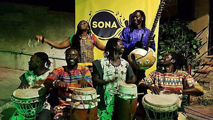El ritme i la percussió africana omplen d&#039;energia els carrers de Berga