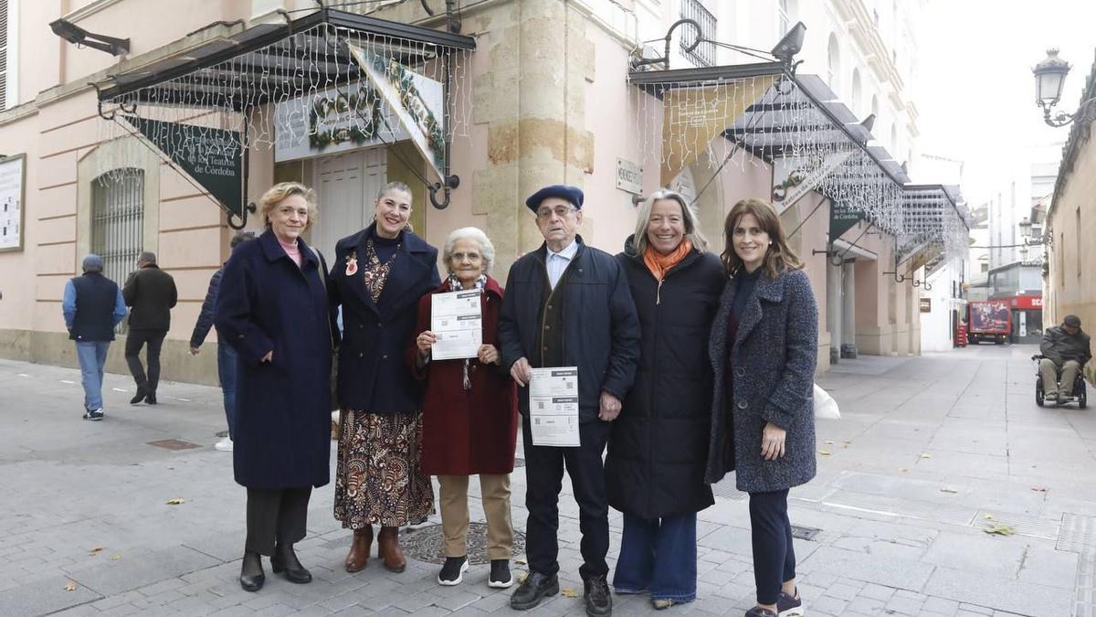 La concejala de Servicios Sociales, Eva Contador (2i), y la concejala de Cultura, Isabel Albás (2d), junto a dos mayores, en el centro.