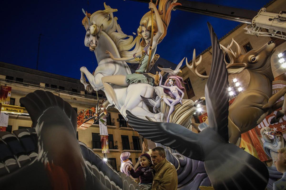 Muntatge de la falla situada a la plaça del Pilar.