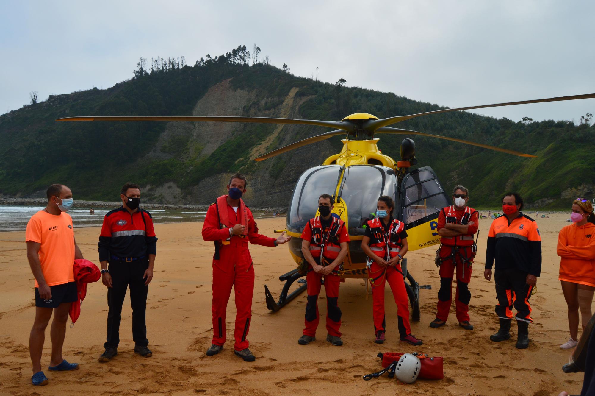 Así fue el simulacro de Salvamento en la playa de Rodiles